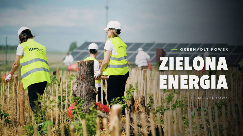 Wolontariuszki w kaskach i kamizelkach Greenvolt sadzą drzewa przy farmie fotowoltaicznej, kadr z filmu eventowego 302 Studio
