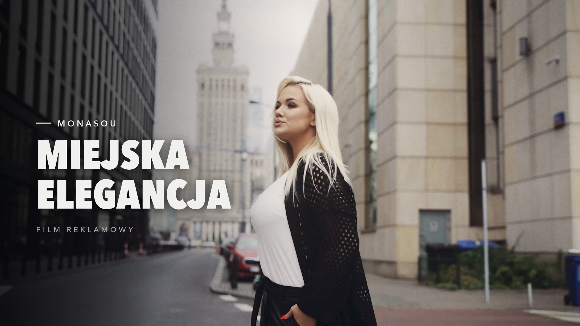 Modelka Monasou na ulicy w centrum Warszawy, w tle Pałac Kultury i Nauki, kadr z filmu reklamowego 302 Studio